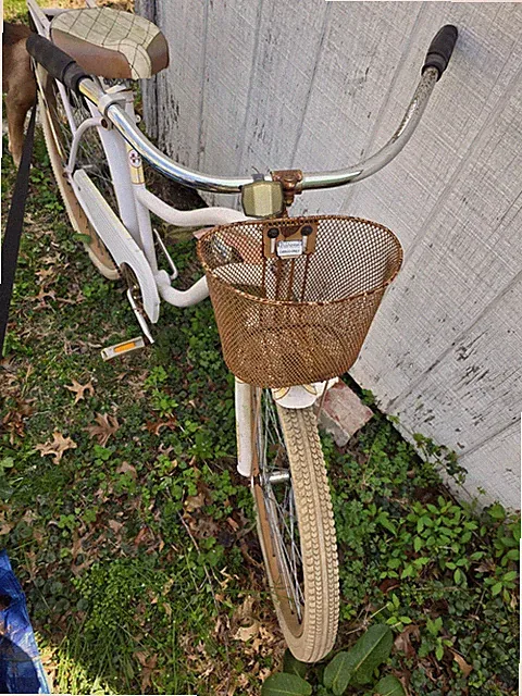 Huffy Nel Lusso 26" Cruiser Bike White, Basket, Rear Rack, Coaster Brake